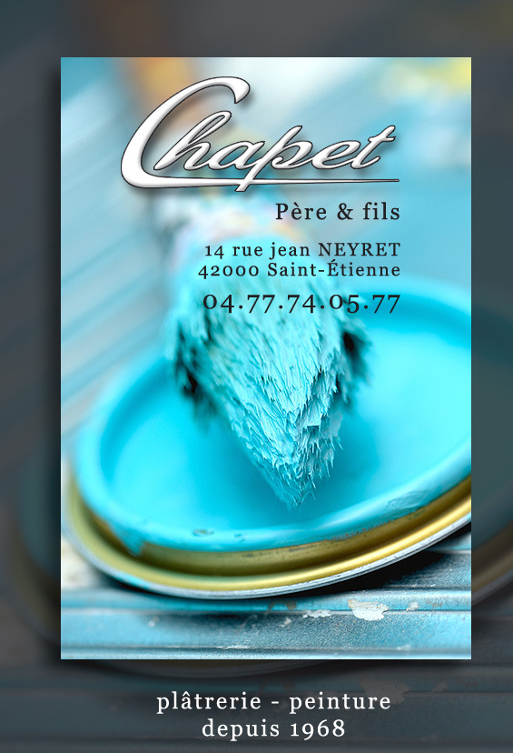 Image d'une brosse de peintre posée sur le couvercle d'un pot de peinture turquoise illustrant d'un point de vue artistique l'entreprise CHAPET Plâtrerie Peinture.
